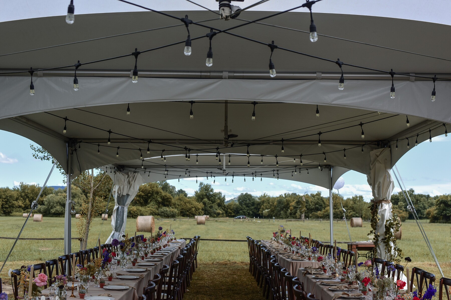 Sátor terített asztallal