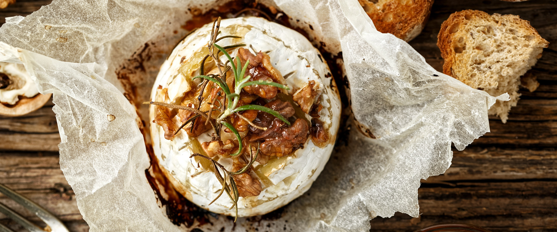 vegetáriánus esküvői fogás hummusszal és zöldségekkel