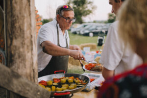 Kiszolgálás pajela tálból